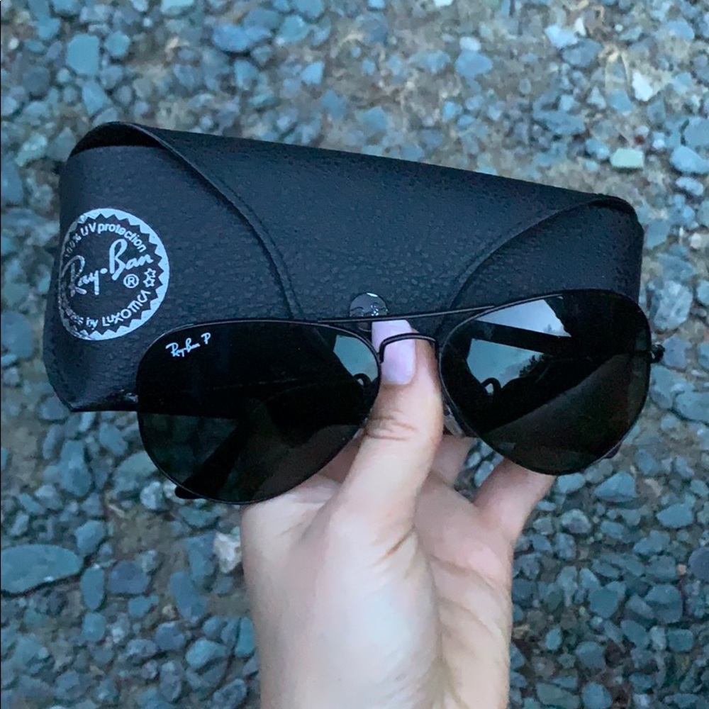 Black polarized Rayban aviators